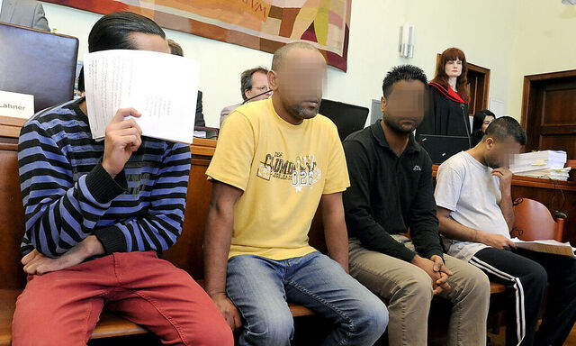 Archivbild: Vier der Angeklagten vor Gericht