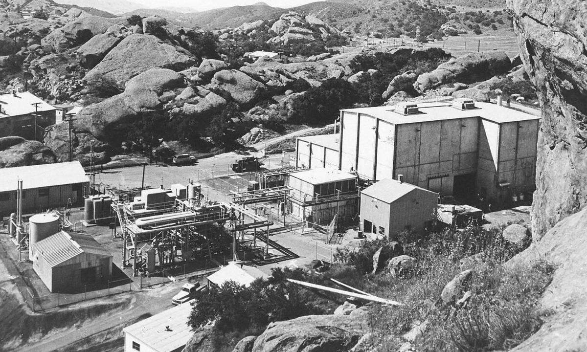 Was ist geschehen? Aufgrund eines verstopften Kühlkanals überhitzte der Reaktor des kalifornischen Kraftwerks Santa Susana Field Laboratory und verursachte eine teilweise Kernschmelze, das wurde erst nach weiteren fünf Testrunden am Reaktor erkannt. Ursprünglich wurde das Kraftwerk für Raketen- und Atomexperimente genutzt. Welche Folgen hatte es? Folge war eine der größten Freisetzungen von radioaktivem Jod. Die erhöhte Jodbelastung wird in der Medizin oft in Zusammenhang mit Schilddrüsenkrebs gesetzt. Wie ist die Situation heute? Mittlerweile wurde der Reaktor komplett demontiert, die Gebäude wurden abgerissen.