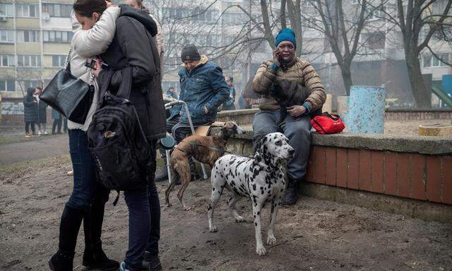 Bewohner einer von Russland attackierten Wohnhausanlage in Kiew zeigen Betroffenheit.