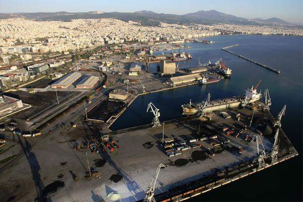 Das gilt auch für den Hafen in Thessaloniki, der ebenfalls zu 75 Prozent in öffentlicher Hand ist.  Zusammen sind die beiden Hafengesellschaften am Markt 512 Millionen Euro wert.