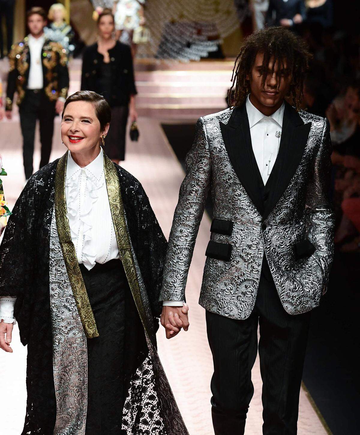 Von "It Girls" hört man immer wieder, die britische "Vogue" hat jetzt eine Liste der "It Boys" veröffentlicht. Dabei handelt es sich um einflussreiche junge Männer aus den Bereichen Mode, Sport oder Kunst und Kultur. "Schwer zu ignorieren und unmöglich zu vergessen", wie die "Vogue" findet. Mit dabei ist etwa Roberto Rossellini. Mit Mutter Isabella Rossellini lief der 25-Jährige erst bei der Show von Dolce &amp; Gabbana in Mailand über den Catwalk.   