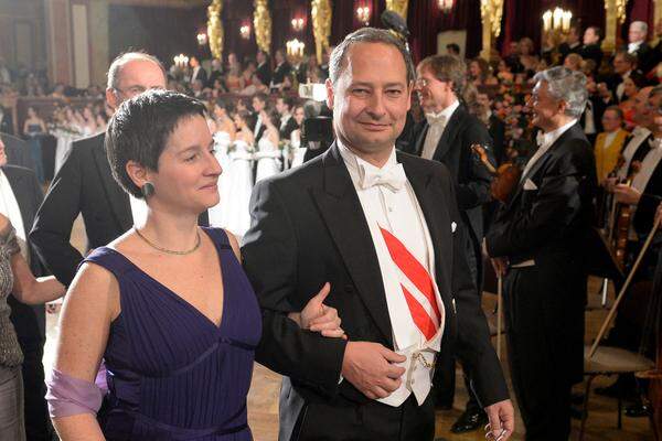 Sie hat mit ihrem Lebensgefährten, dem roten Parlaments-Klubobmann Andreas Schieder (im Bild beim Philharmonikerball 2013), einen Sohn: Max wurde 1994 geboren.