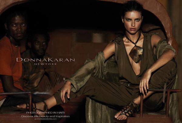 Auch die Bilder zur Frühjahrskampagne von Donna Karan schlugen vor einigen Jahren Wellen. Auf diesem ist Topmodel Adriana Lima deutlich im Vordergrund zu sehen, während zwei Haitianer im Hintergrund leicht verschreckt in die Kamera sehen. Donna Karan wurde Rassismus unterstellt.