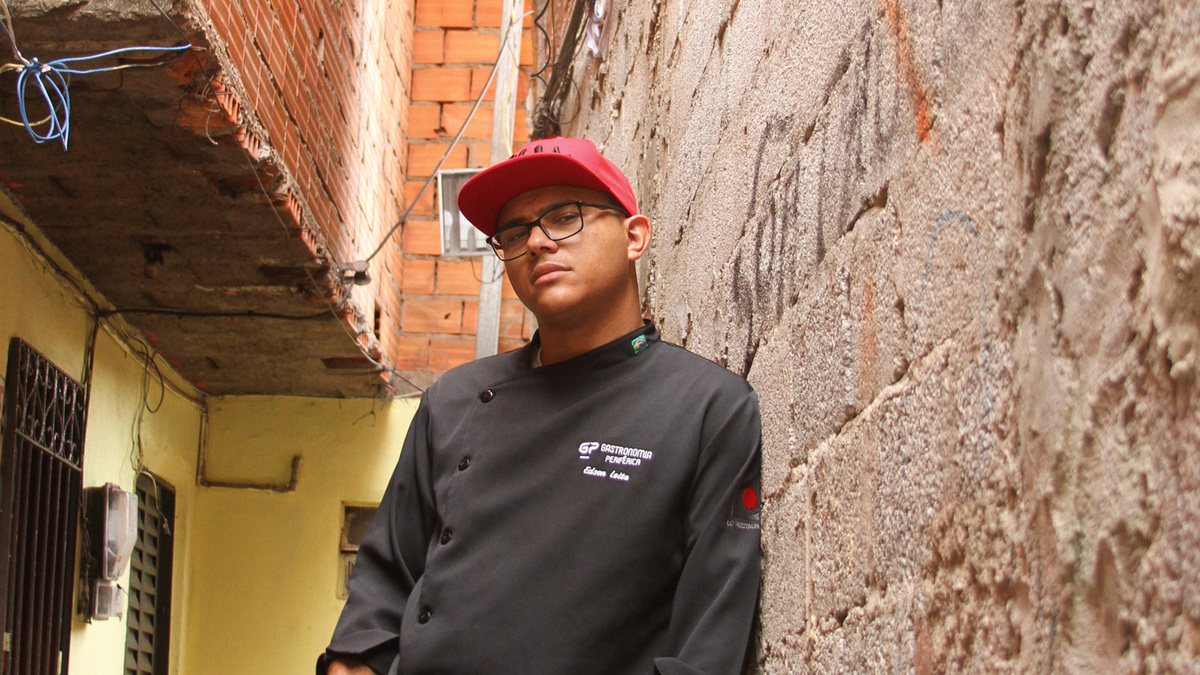 Aufgewachsen ist Edson Leite in einem gewaltreichen Bezirk in São Paulo. Als Koch arbeitete er in diversen Mittelmeerländern, danach absolvierte er in Brasilien eine Ausbildung zum Sozialarbeiter. Seine Schule Gastronomia Periférica ist für benachteiligte Jugendliche ein Sprungbrett für eine Karriere in der Gastronomie. Diese Talentförderung war der Jury heuer den Anerkennungspreis wert.