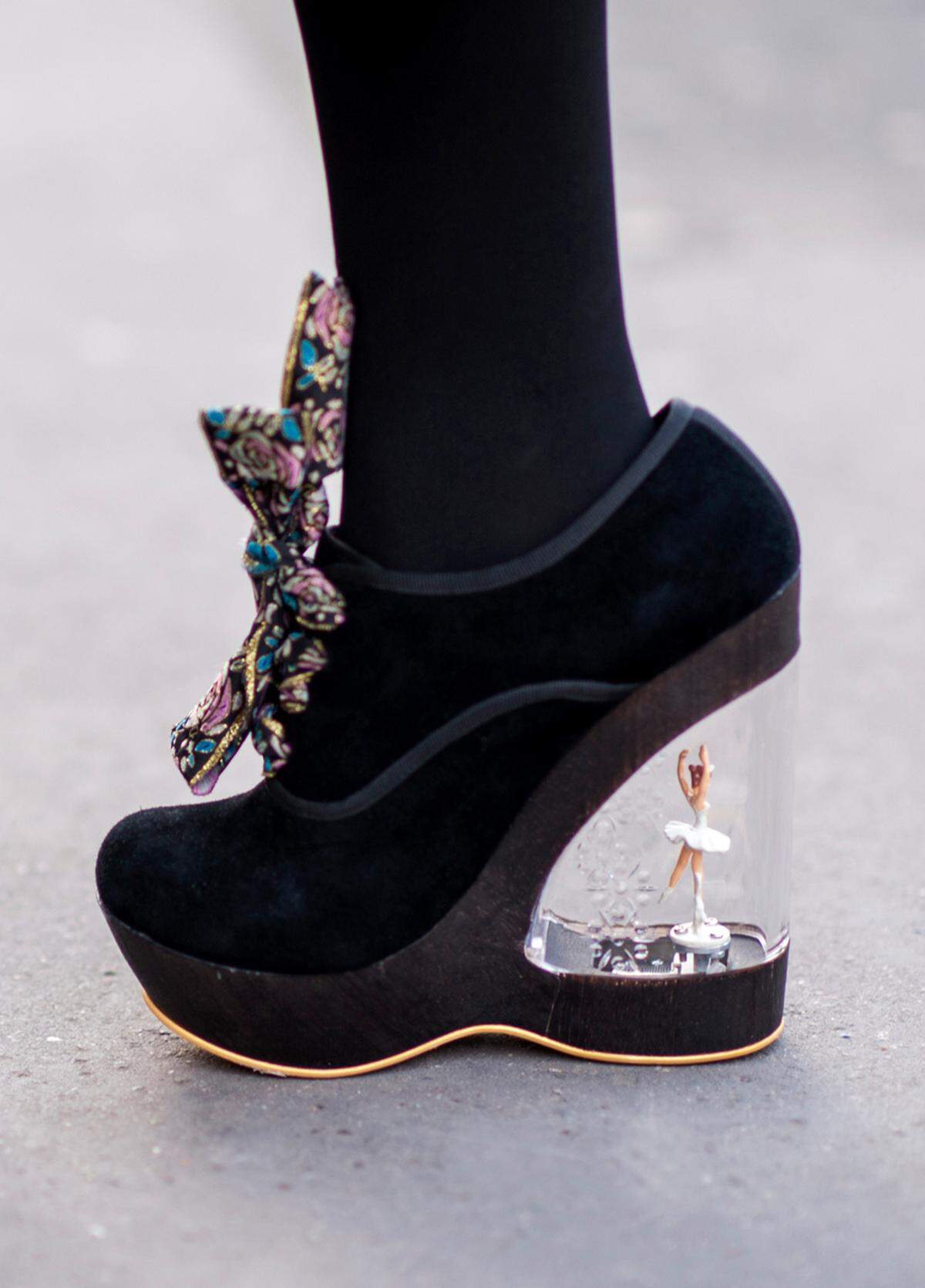Dass Schuhe echte Kunstwerke sein können, beweist dieses Modell - mit durchsichtigem Absatz, in dem eine Ballerina eingefasst ist. Der Plateauschuh erinnert so an eine altmodische Spieluhr. Die Fotografin - Suzanne Middlemass - dürfte einen Blick für Details haben.
