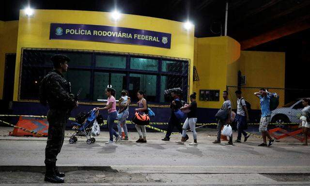 Familien aus Venezuela auf der Flucht nach Brasilien.