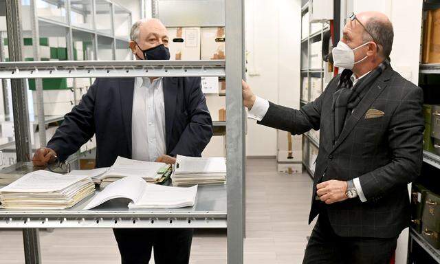 Ariel Muzicant (links) und Wolfgang Sobotka im Archiv der Israelitischen Kultusgemeinde in der Wiener Seitenstettengasse.  