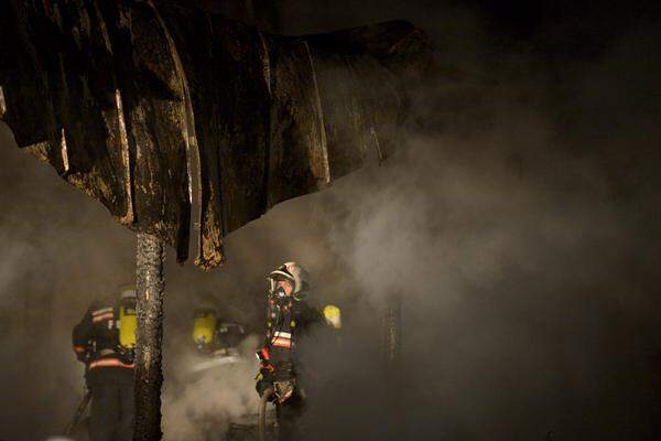 Die Befürchtung, in den Flammen könnten sich Gasflaschen befinden, bewahrheitete sich glücklicherweise nicht.