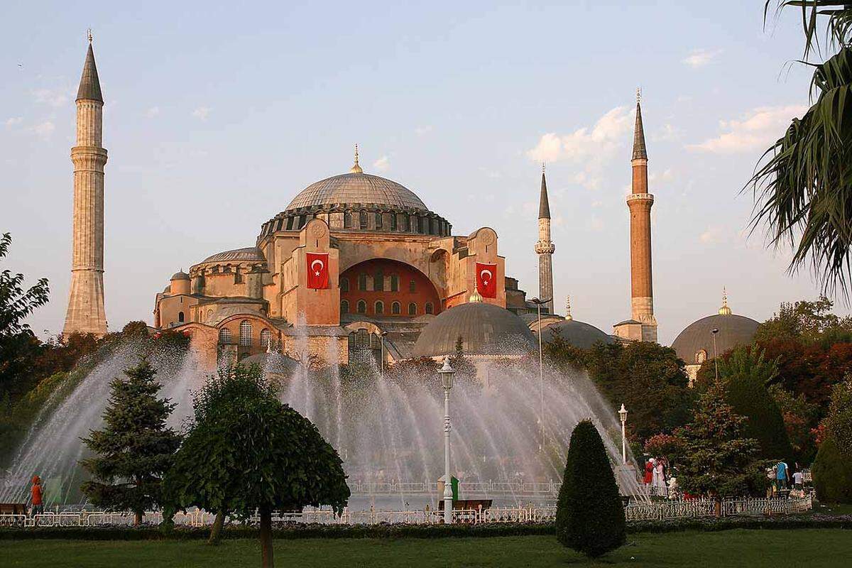 Hagia Sofia, die "heilige Weisheit", thront in Istanbul und ist eine ehemalige byzantinische Kirche. Heute hat sie die Funktion eines Museums inne. Die Hagia Sophia war das letzte große Bauwerk der Spätantike und die Hauptkirche des Byzantinischen Reiches.