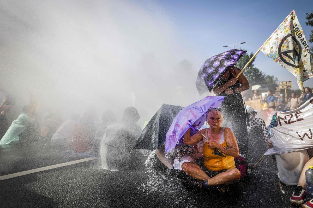 9. September. Die Polizei geht mit Wasserwerfern gegen Klimaaktivisten in der niederländischen Stadt Den Haag vor.