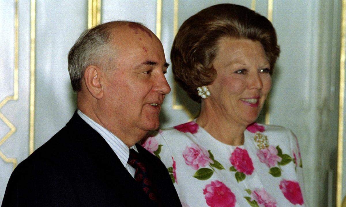 Als sie 1980 Königin wurde, gab es noch Schreibmaschinen, Kassettenrekorder und den Kalten Krieg. Vieles hat sich seitdem geändert, doch nicht die Frisur des Staatsoberhaupts. Mit dem Präsident der Sowjetunion Michail Gorbatschow.