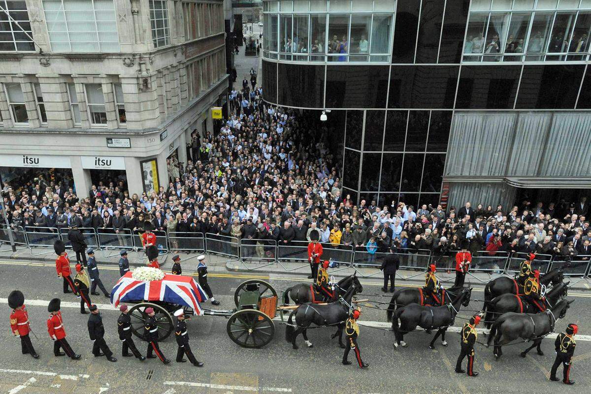 Der mit dem britischen Union Jack bedeckte Sarg Thatchers wurde auf einem Kanonenwagen vom Westminster-Palast, dem Sitz des Parlaments, in einer Prozession zur St. Paul's Cathedral gebracht – eskortiert von Motorrädern.