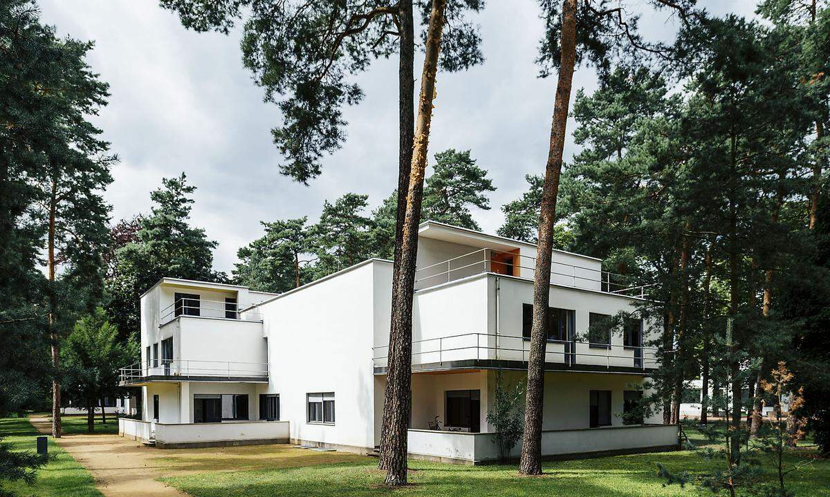 "Meisterhäuser": Walter Gropius wurde von der Stadt Dessau mit dem Bau von drei baugleichen Doppelhäusern für die Bauhaus meister und einem Einzelhaus für den Direktor beuaftragt.