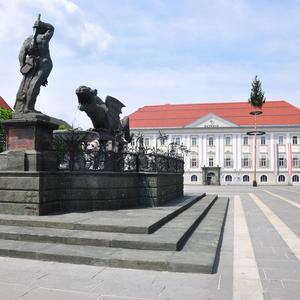 Der Neue Platz in Klagenfurt, im Hintergrund ist das Rathaus zu sehen 