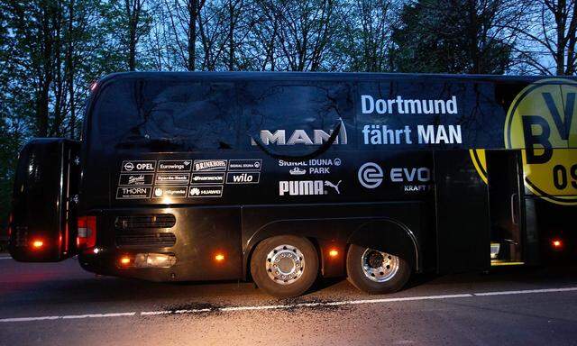 Der Dortmunder Mannschaftsbus nach dem Anschlag.