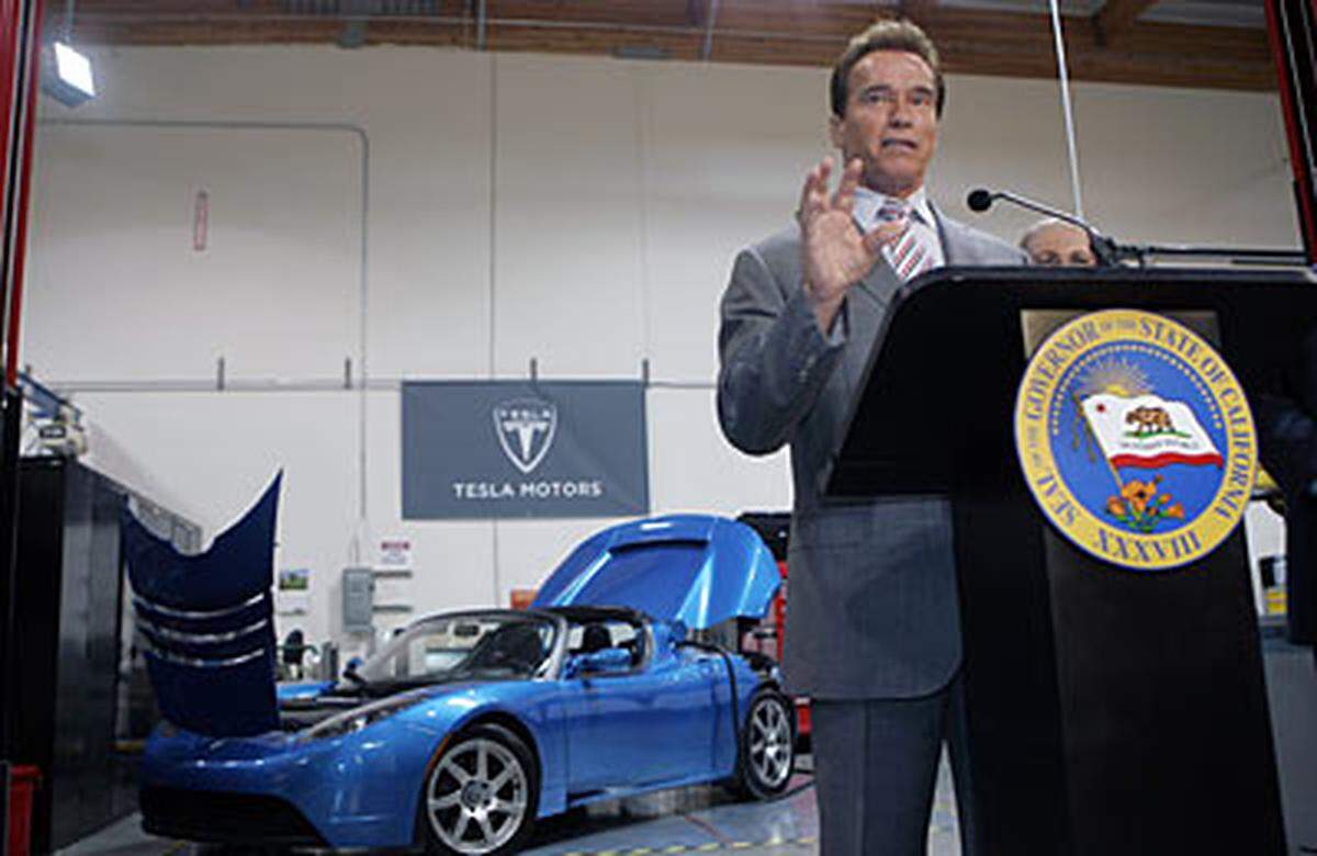 Der nächste Schritt ist die Erweiterung der Produktpalette. Tesla kündigte gemeinsam mit Kaliforniens Gouverneur Arnold Schwarzenegger für 2010 eine viertürige Limousine für fünf Passagiere an. Hergestellt wird das "Model S", so der interne Name, in Albuquerque, New Mexico.
