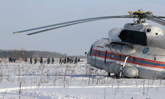 Einsatz am Unfallort nahe Moskau: Zivilschützer suchen nach Flugzeugteilen und menschlichen Überresten nach dem Flugzeugabsturz vom Sonntag.