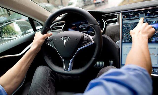Der Autopilot mache Autos nicht zu selbstfahrenden Fahrzeugen, sagt Tesla.