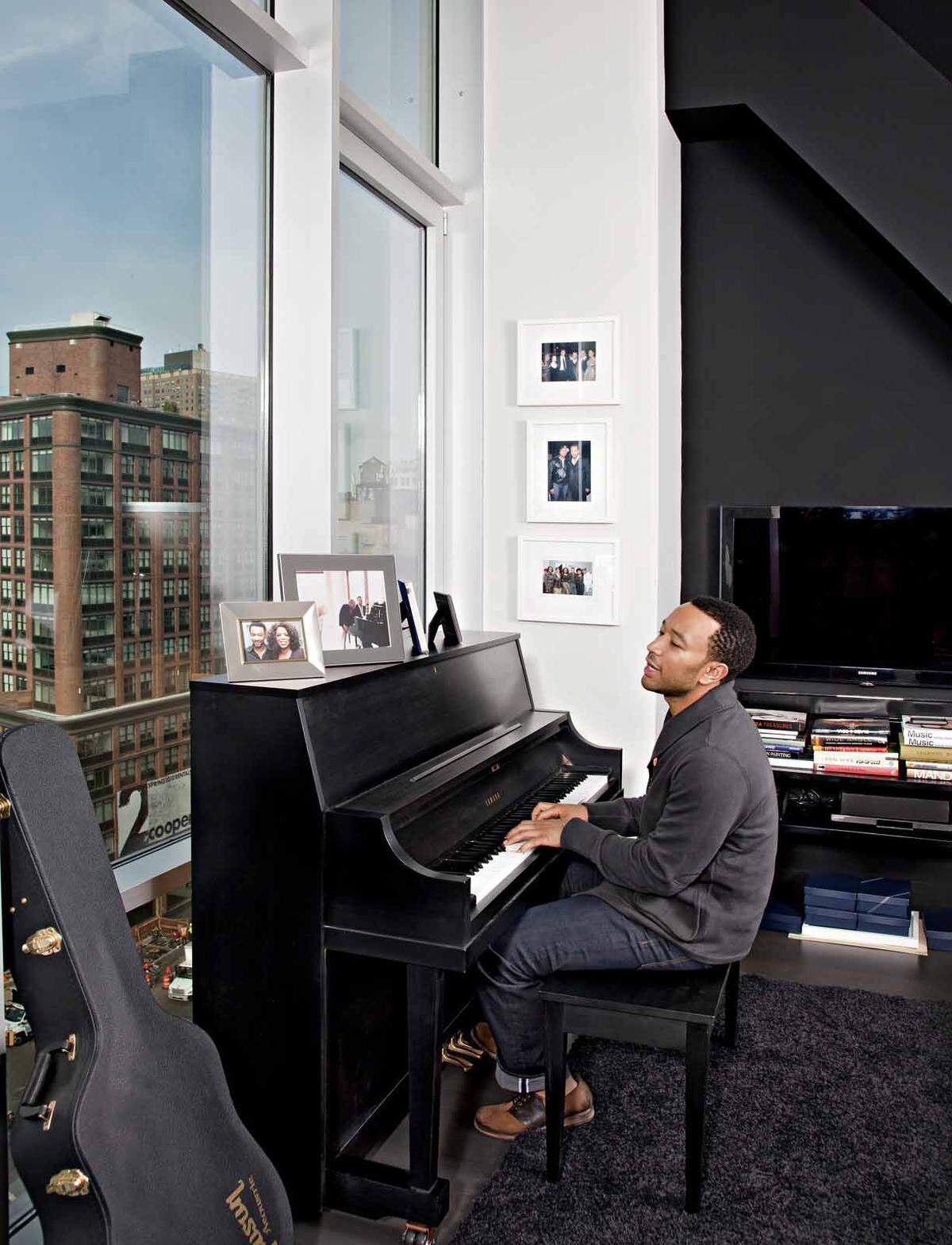 Grammygewinner John Legend bewohnt mit Frau Chrissy Teigen ein Apartment mit Blick über New York. In der Einrichtung überwiegen die Farben Schwarz und Weiß. 1,9 Millionen Dollar war ihm sein Traum vom Wohnen wert.Dafür bekam er 125 Quadratmeter Wohnfläche, bis zu vier Meter hohe Decken und einen atemberaubenden Blick über Lower Manhattan.