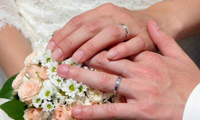 Hochzeit - Haende mit Ringen