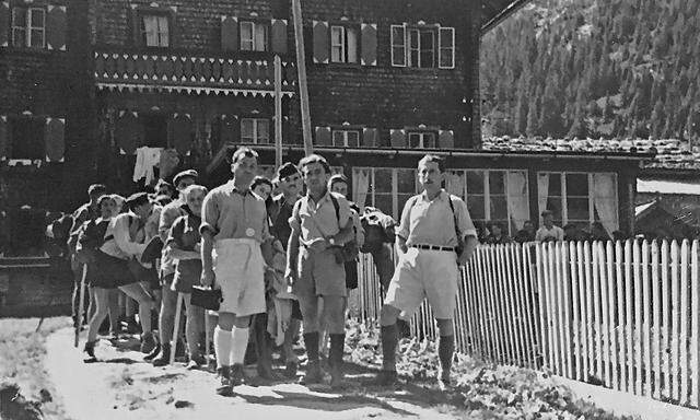 ++ HANDOUT/ARCHIVBILD ++ SALZBURG: VEREIN 'ALPINE PEACE CROSSING' - ERINNERUNGEN AN HISTORISCHE FLUCHT UeBER KRIMMLER TAUERN GESUCHT