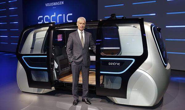 VOLKSWAGEN Der Wolfsburger Mutterkonzern VW hat die Studie eines selbstfahrenden Wagens bereits im Frühjahr auf der Genfer Automesse gezeigt. Der an einen futuristischen Minibus erinnernde "Sedric" soll auf Knopfdruck heranrollen und seine Passagiere automatisch ans Ziel bringen.