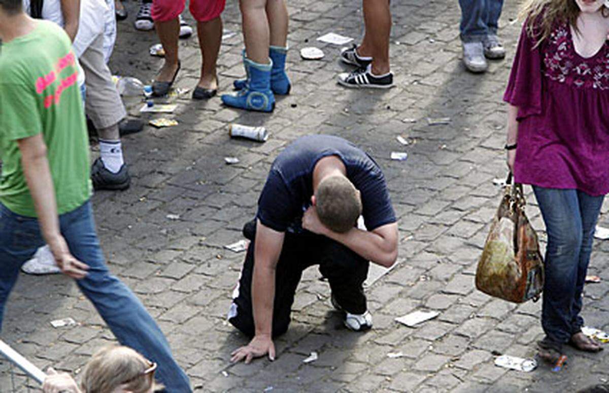 Viele Augenzeugen erhoben schwere Vorwürfe. Der schmale Tunnel sei "das programmierte Chaos" gewesen, sagte ein Loveparade-Teilnehmer. Der Tunnel habe keine Fluchträume zugelassen.