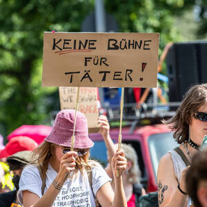 Nach dem Motto „Keine Bühne für Täter“ gab es Kritik an Autor Valentin Moritz.