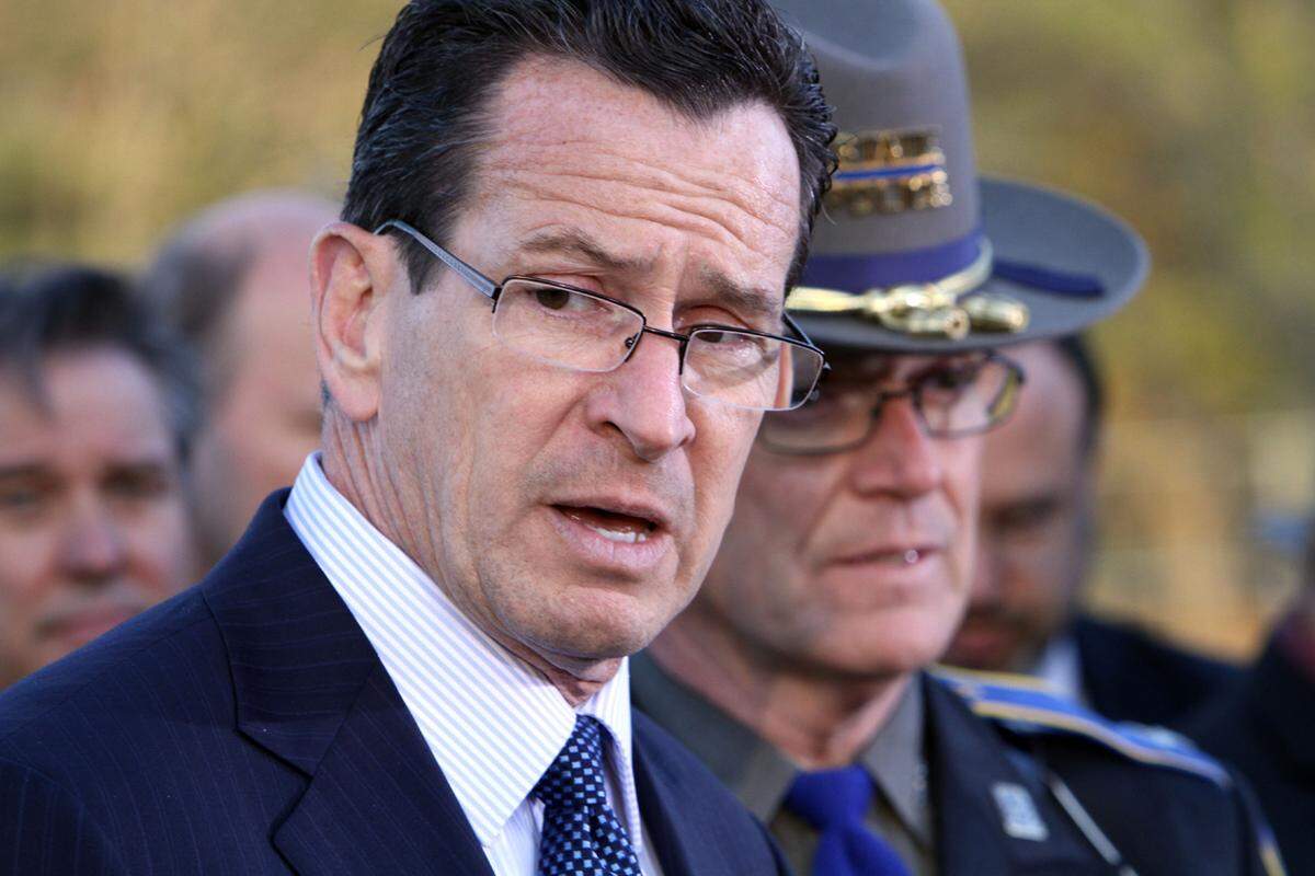 Der Gouverneur von Connecticut, Dannel Malloy, bei einer Pressekonferenz. Er informiert die Medien über die neuesten Erkenntnisse der Polizei. "Das Böse hat unsere Gemeinde besucht. Es ist eine schreckliche Zeit", sagte Malloy am Freitagabend.