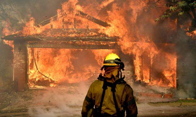 Die Brände zerstörten bislang rund 900 Gebäude.