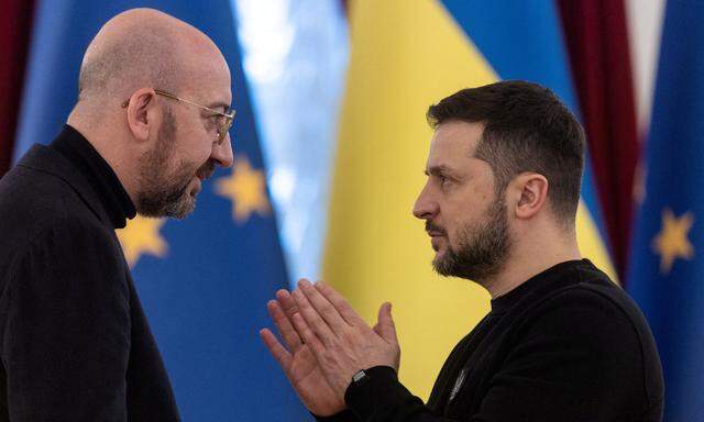 Ratspräsident Charles Michel (li.) wird den ukrainischen Staatschef Wolodymyr Selenskij in Brüssel empfangen. 