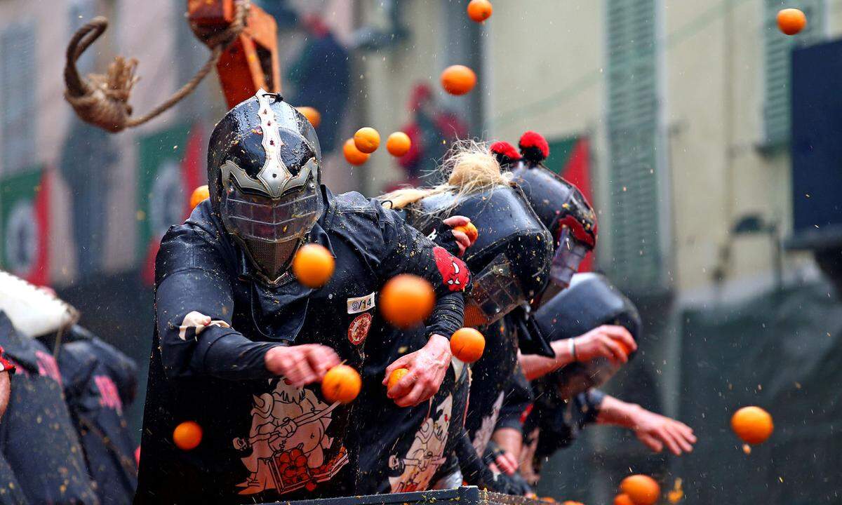 11. Februar. Es ist die größte Lebensmittelschlacht Italiens: Der Kampf der Orangen in der norditalienischen Stadt Ivrea. Der Ursprung des Festivals, das jährlich zum Karneval stattfindet, geht auf das 13. Jahrhundert zurück.