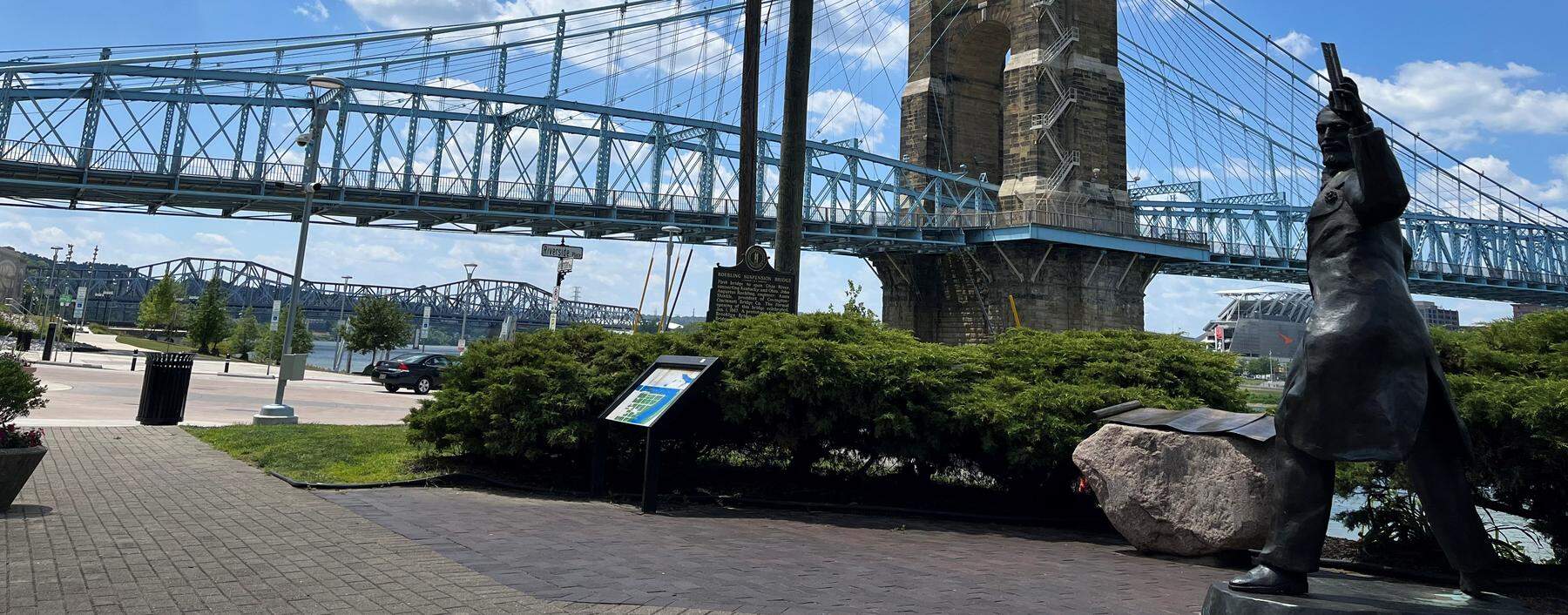 Hängebrücke von John August Roebling, das Wahrzeichen der Stadt,  über den mächtigen Ohio River.