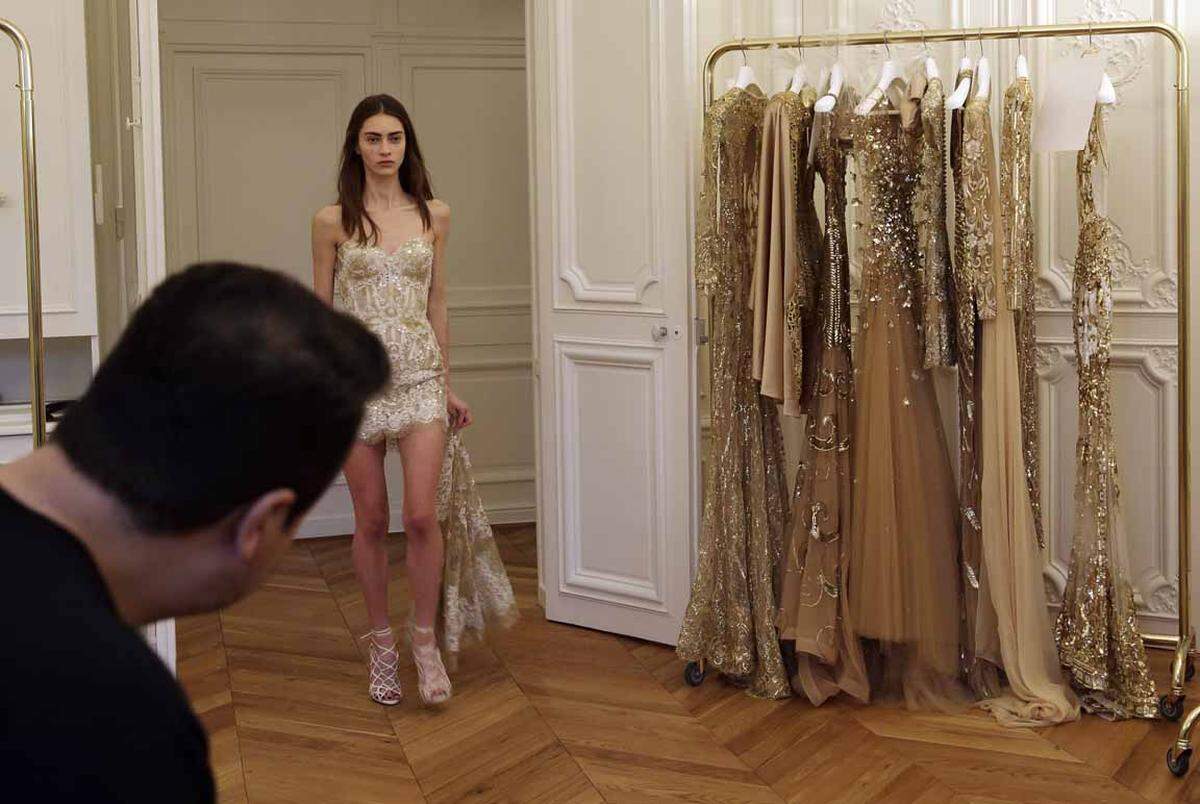 In einem Haute Couture-Kleid läuft das Model vor dem libanesischen Designer Zuhair Murad auf und ab.