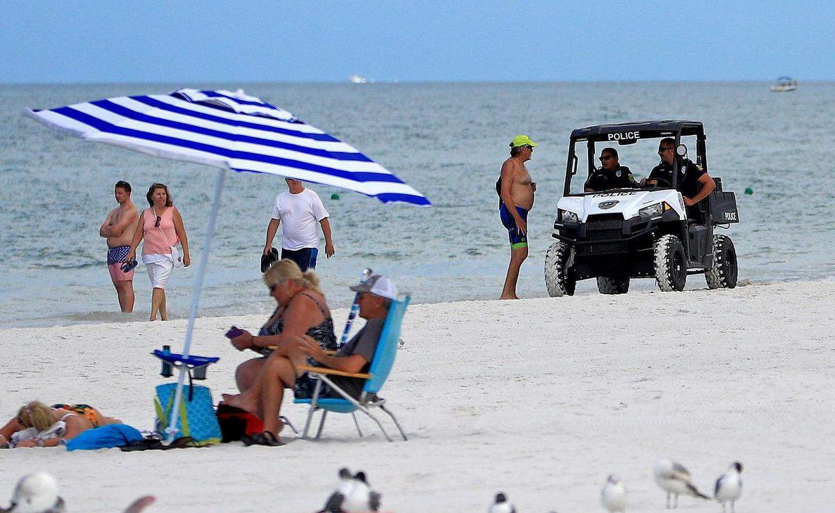 Eine "Polizeistreife" patroulliert in Florida am Strand, um die Badegäste um Abstand zu bitten. Zum Zeitpunkt des Fotos am vergangenen Wochenende war die Corona-Situation in den USA noch relativ ruhig.