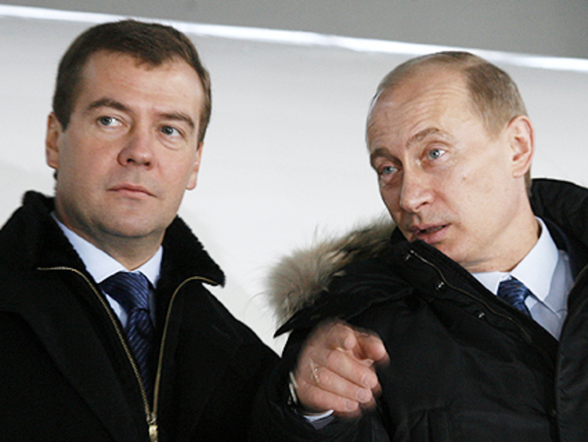 Nachdem Putin kein drittes Mal zu den Präsidentschaftswahlen antreten durfte, hat er sich einen Nachfolger auserkoren - Dmitrij Medwedjew wurde der nächste Präsident, Putin Regierungschef. Und die Macht im Staat? Die bleibt bei Putin.