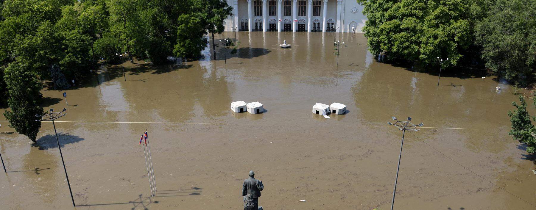 A view shows the House of Culture on a flooded street in Nova Kakhovka after the nearby dam was breached in the course of Russia-Ukraine conflict, in the Kherson Region, Russian-controlled Ukraine, June 6, 2023. Alexey Konovalov/TASS/Handout via REUTERS  ATTENTION EDITORS - THIS IMAGE WAS PROVIDED BY A THIRD PARTY. NO RESALES. NO ARCHIVES. MANDATORY CREDIT. SOUTH KOREA OUT. NO COMMERCIAL OR EDITORIAL SALES IN SOUTH KOREA. SWITZERLAND OUT. NO COMMERCIAL OR EDITORIAL SALES IN SWITZERLAND.      TPX IMAGES OF THE DAY
