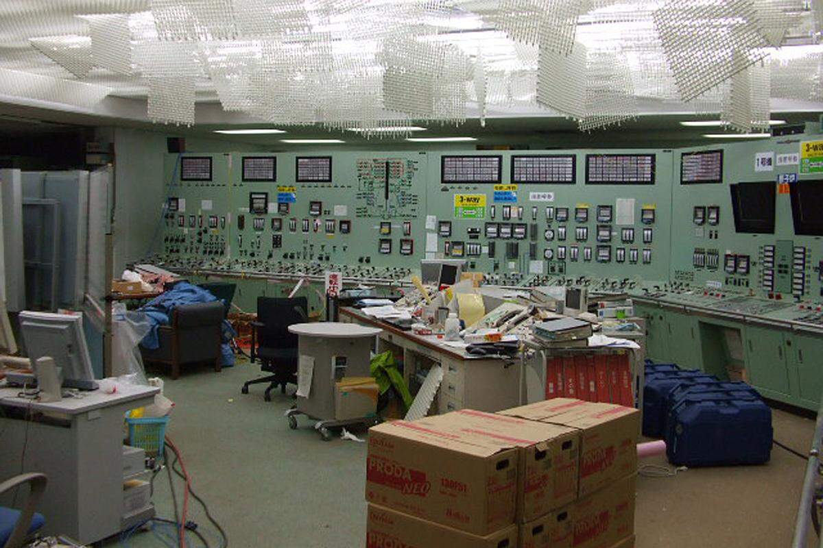 Der Kontrollraum des ersten Reaktors im weitgehend zerstörten Atomkraftwerk ist zumindest teilweise wieder an die Stromversorgung angeschlossen worden. In der dortigen Schaltzentrale ist die Beleuchtung wieder angesprungen.