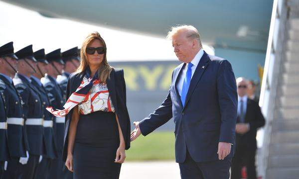 Am Flughafen London Stansted landete die Boeing 747 des US-Präsidenten dann Montag am Vormittag. Melania Trump zeigte bereits ihr zweites Outfit, Donald Trump blieb seiner blauen Krawatte treu.