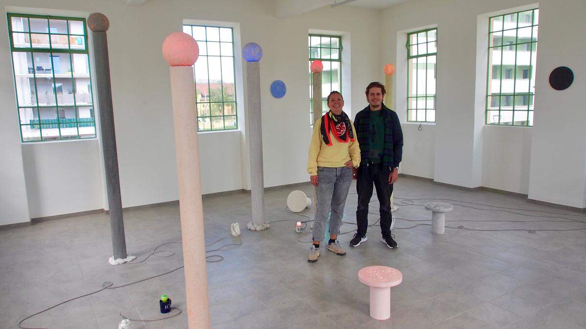 Nora Mayr und Lukas Thaler in der Ausstellung "Paintet with your eyes" im Trafohaus.