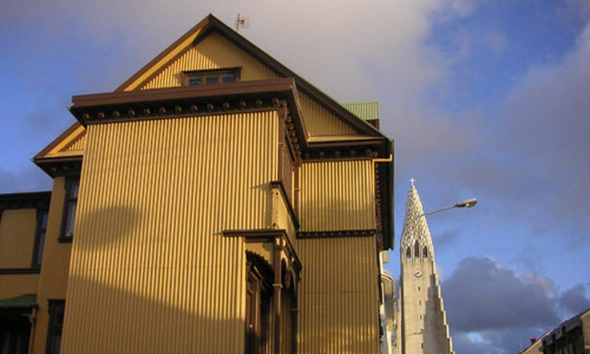 Das ist die Hallgrímskirkja (in den Achtziger Jahren nach einem halben Jahrhundert Bauzeit vollendet), in der nach dem Ritus der Isländischen Staatskirche vorgegangen wird, einer evangelischen Abspaltung, die irgendwie weiterhin ein bisschen katholisch ist.