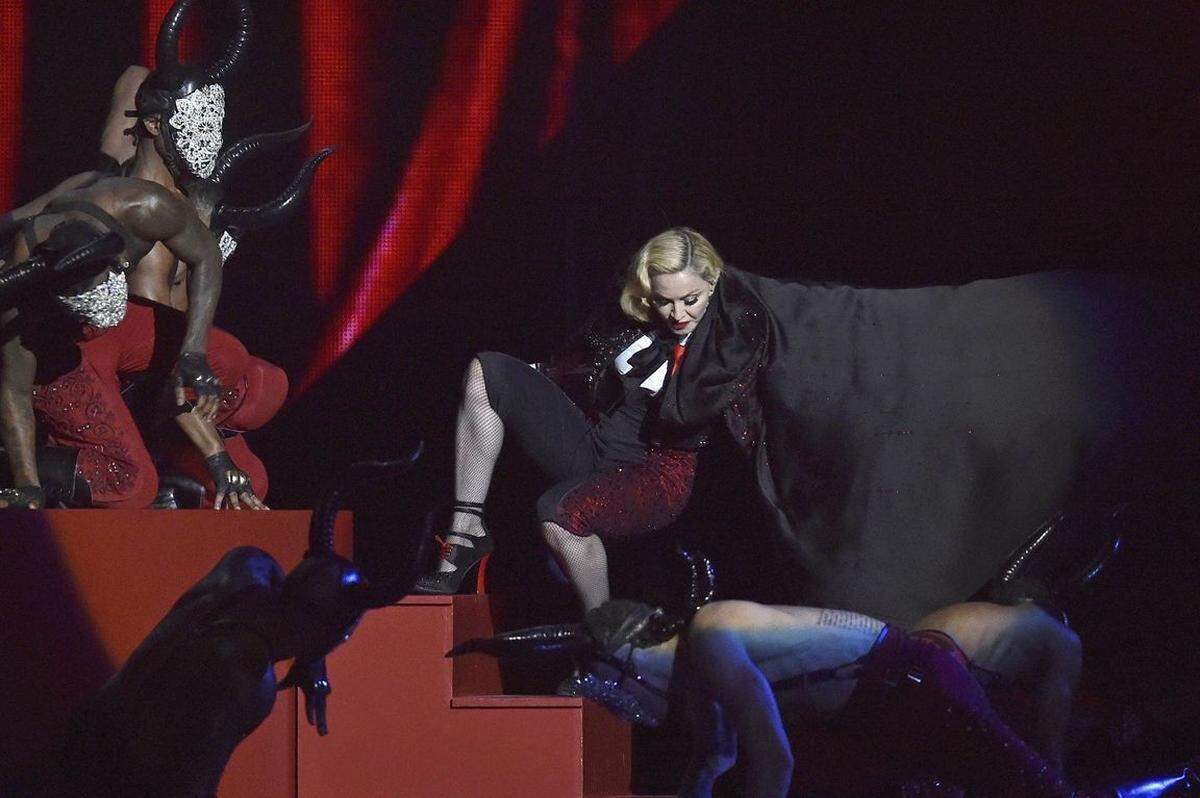 Die 56-jährige Madonna stürzte bei den Brit Awards von der Bühnentreppe, weil sie ihren Mantel nicht früh genug ablegen konnte. Neben Mitleid, Schadenfreude und Bewunderung fürs schnelle Aufstehen wurde auch fleißig spekuliert, ob der dramatische Fall Absicht gewesen sein könnte - schließlich geht es im Song "Living For Love", den Madonna präsentierte, ums Fallen und Weitermachen. "Mit geht es gut", versicherte der Weltstar. Dass sie ein kleines Schleudertrauma davongetragen hat, spricht aber eher dagegen.Februar, 2015