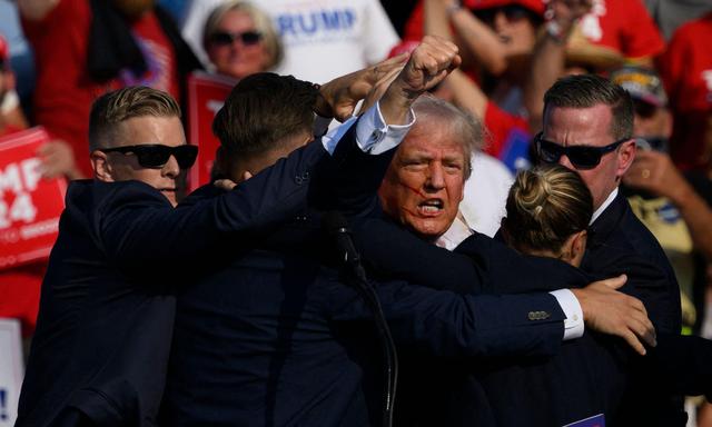 Trump richtete sich auf, um sein Gesicht seinen Anhängern zu zeigen.