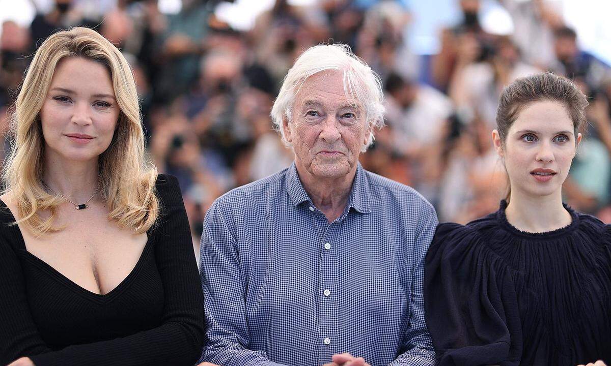 Virginie Efira, Paul Verhoeven und Daphne Patakia präsentierten "Benedetta" in Cannes.