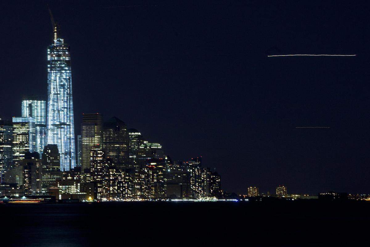 Darunter glänzt das bläuliche Glas des Turms. Ursprünglich hatte das Gebäude nach einem Konzept des Architekten Daniel Libeskind sehr viel origineller sein sollen. Weil die Besitzer den Entwurf aber für zu utopisch hielten, entwarf der Amerikaner David Childs einen schlichteren Turm. Eröffnet wird er vermutlich im nächsten Jahr.