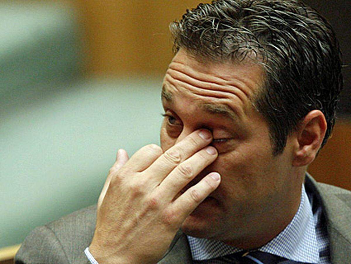 Als sich 2005 die Partei spaltete und die FPÖ-Minister der schwarz-blauen Koalition zu Haiders BZÖ überliefen, war Straches Stunde gekommen. 2005 wurde er auf einem Sonderparteitag in Salzburg zum neuen FPÖ-Obmann gewählt.