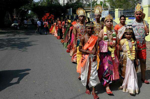 Als Hindu-Gottheiten verkleidete Schulkinder gehen am 22. Januar 2024 in Hyderabad bei einer religiösen Prozession anlässlich der Einweihung des Ram-Tempels in Ayodhya mit.