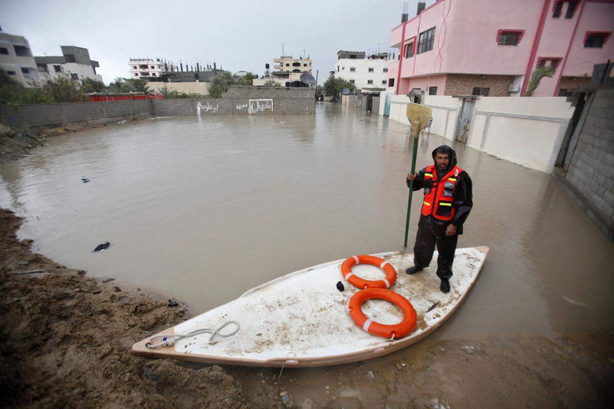 Im Westjordanland sorgten Starkregen, Hagel und Schnee für Chaos. In Rafah im Süden des Gazastreifens wurden am Mittwoch die Bewohner von 25 überschwemmten Häusern in Sicherheit gebracht.