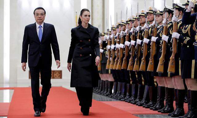Jacinda Ardern bei ihrem Besuch in China im Jahr 2019 mit dem chinesischen Premierminister Li Keqiang.
