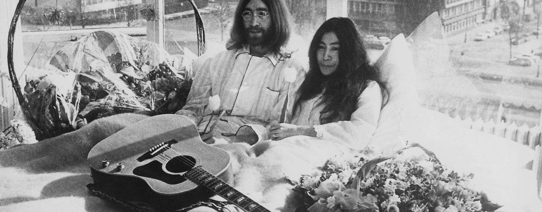John Lennon und seine Frau  Yoko Ono im März 1969 im Amsterdamer Hilton Hotel.
